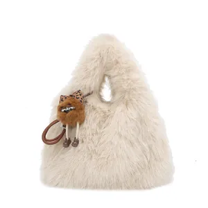 Borsa a secchiello in ecopelliccia crema con ciondolo di peluche e manico integrato