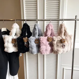 Borse tote in finta pelliccia di coniglio in cinque colori con ciondoli leopardati