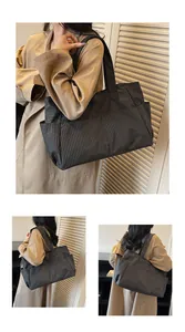 Détails du grand sac cabas à carreaux noirs et blancs avec poches latérales