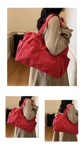 Détail d'un grand sac cabas en toile à carreaux rouges avec poches latérales et bandoulière