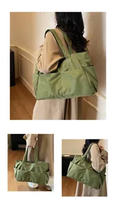 Détails du grand sac cabas en toile à carreaux verts avec poches latérales et anses