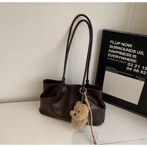 Détail du sac cabas marron foncé en cuir PU souple avec pendentif en peluche pour chien