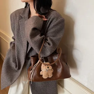 Sac fourre-tout rétro en cuir marron foncé avec pendentif chiot et chaîne en perles