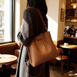 Sac cabas tissé marron caramel avec bandoulière en cuir pour un trajet quotidien chic