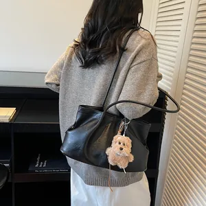 Sac fourre-tout en similicuir noir plissé avec breloque chiot en peluche marron à l'épaule