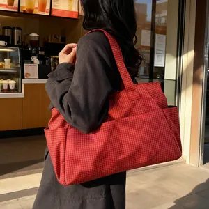 Grand sac cabas en nylon à carreaux rouges pour femmes dans un café chaleureux