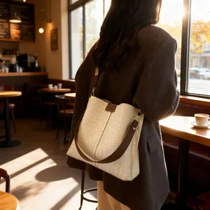 Sac seau tissé blanc cassé minimaliste avec lanières en cuir marron et grande capacité
