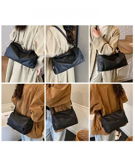 Détail du sac bandoulière noir en tissu Oxford imperméable porté par un mannequin