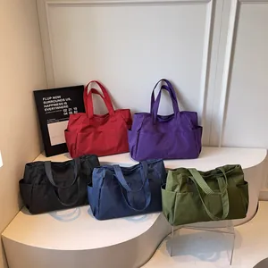 Grands sacs cabas en cinq couleurs avec poches latérales et texture en nylon durable