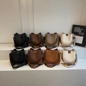 Grand sac seau minimaliste pour femmes disponible en plusieurs coloris unis et tons terre