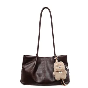 Grand sac cabas marron minimaliste en cuir souple avec un pendentif chien mignon