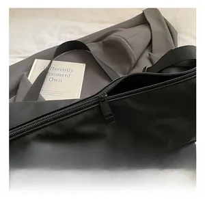 Détail de la fermeture éclair en métal robuste sur le sac bandoulière en nylon noir
