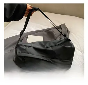 Détail du tissu en nylon noir de haute qualité et de la sangle sur le grand sac cabas