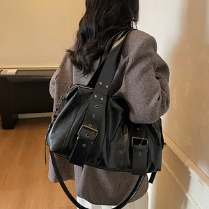 Grande borsa tote vintage in ecopelle nera con fibbia in metallo e tracolla sportiva