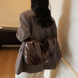 Grande borsa tote retrò in pelle lucida marrone scuro con tracolla regolabile rimovibile