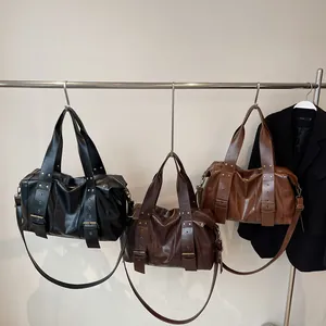 Grote vintage Boston handtas van leer in zwart en bruin met stijlvolle metalen gespen
