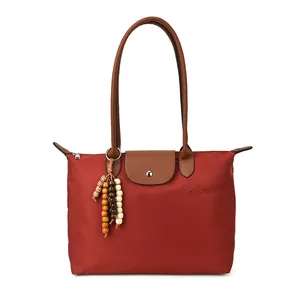 Grand sac cabas en nylon rouge avec poignées en cuir marron et pompon perlé