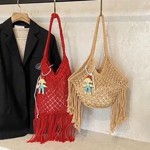 Boheemse holle geweven draagtas met franjes en schattige poppenhanger in rood en beige