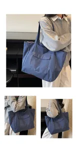 Detailansicht der blauen karierten Nylon-Einkaufstasche mit großer Vordertasche für den Alltag