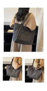 Detail der grauen karierten Nylon-Einkaufstasche mit breitem Gurt und Klappentasche