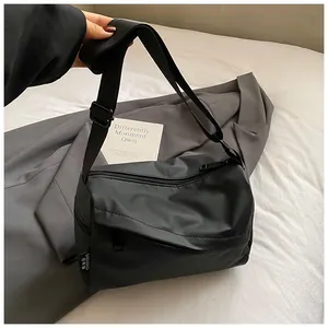Détail de la sacoche légère en nylon noir avec fermeture éclair en métal et sangle