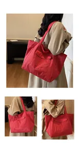 Detail der roten karierten Nylon-Einkaufstasche mit Vordertasche und großem Volumen