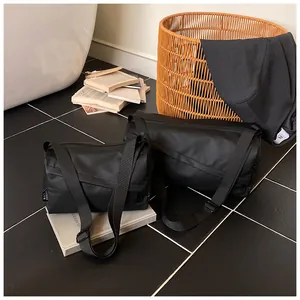 Comparaison de taille entre grands et petits sacs bandoulière noirs en nylon oxford