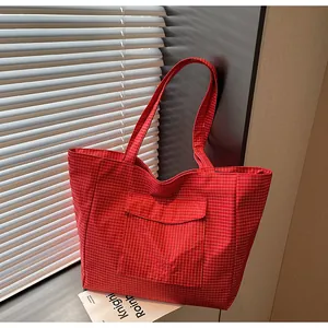 Detail der rot-weiß karierten Schultertasche aus Canvas mit Frontklappentasche