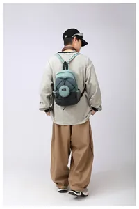 Dettaglio dello zaino in nylon verde menta e grigio con portamonete tondo rimovibile
