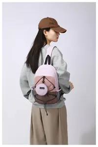 Dettaglio dello zaino in nylon lavanda con tasche laterali a rete e cordoncini elastici