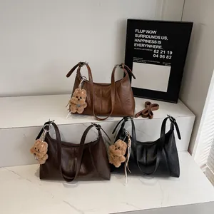 Borse hobo minimaliste in ecopelle marrone e nera con ciondoli a forma di cucciolo