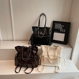 Borse tote trapuntate in nero, marrone e crema con tracolla a catena e motivo a rombi