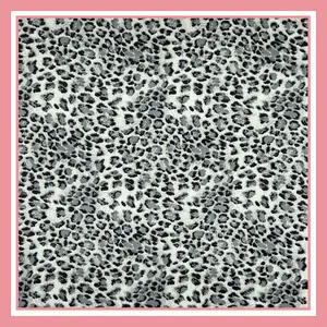 Schicker 60cm Damen Seidenschal mit Leopardenmuster und rosa Rahmen für den frühen Herbst