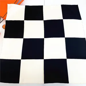 Foulard quadrato 90cm in seta a scacchi bianchi e neri con bordi arrotolati e finitura lucida