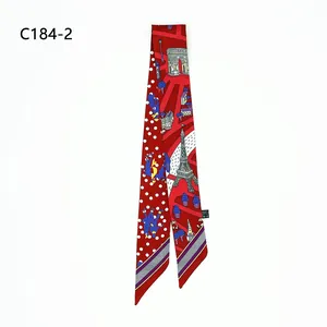Detail eines roten Seidenschals mit Eiffelturm-Motiv für Handtaschen und Haar