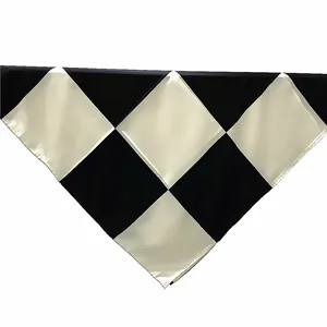Foulard quadrato in seta satinata 90cm con motivo a scacchi bianco e nero da ufficio
