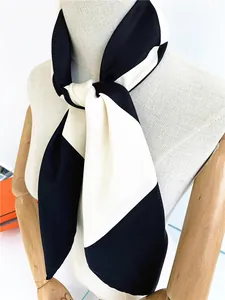 Foulard in seta 90cm a quadri bianchi e neri con bordi arrotolati a mano su modella