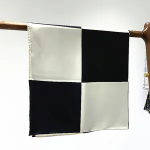 Foulard di seta satinato 90cm a scacchi bianchi e neri su supporto di legno