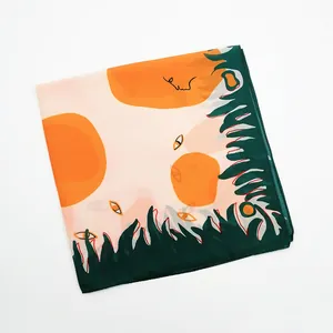 53cm zijden sjaal met abstracte oranje zon en groene graspatronen op beige satijnen stof