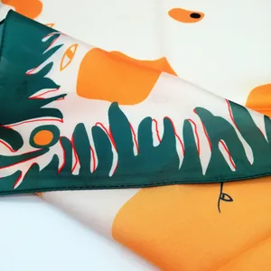 Detailopname van een zijden sjaal met abstracte oogpatronen en een gladde textuur
