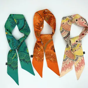 Trois foulards twilly longs aux motifs ethniques en vert, orange et crème pour sacs