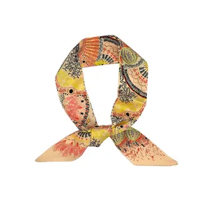 Détail d'un foulard twilly soyeux aux motifs abstraits corail et jaune avec un nœud plat