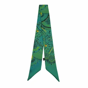 Détail d'un foulard en soie avec dégradé vert, motif abstrait et étiquette de lavage