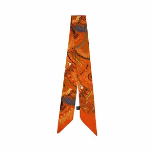 Détails du foulard en soie orange avec imprimés géométriques bleus et pointes biseautées