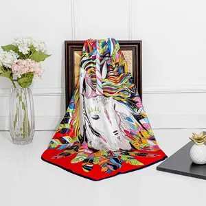 Détail d'un foulard carré en soie de 90 cm avec plumes colorées et motif licorne