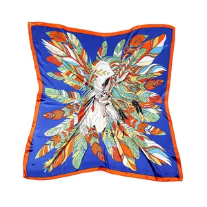 Carré de soie 90cm avec motifs plumes colorés et finition satin bleu brillant