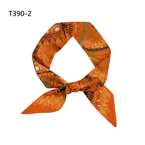 Vue détaillée du foulard en soie orange avec motifs abstraits et référence article T390-2