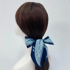 Ruban à cheveux en soie bleu marine avec imprimé crocodile et motifs de vagues