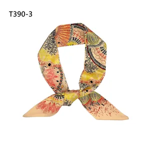 Détail d'un foulard étroit à motif floral noué en boucle avec motifs colorés