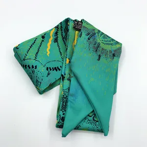 Détail de la texture en sergé de soie et coutures sur le foulard en soie vert menthe